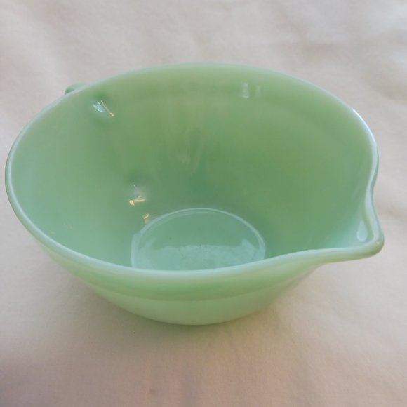 Vintage 1950's Fire King Jadeite Batter Bowl With Handle and Spout Made In USA - Picture 3 of 5